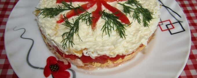 Слоёный салат из лосося и сыра
