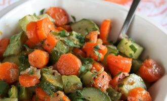 Тушеная морковь с огурцами