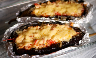 Фаршированные баклажаны с фаршем и сыром в духовке
