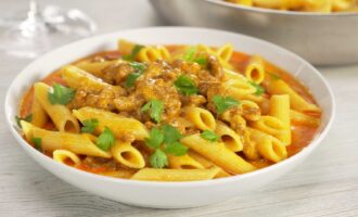 Нежные макароны с мясным фаршем в сырном соусе на сковороде