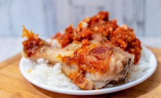 Жареные куриные ножки под соусом из овощей