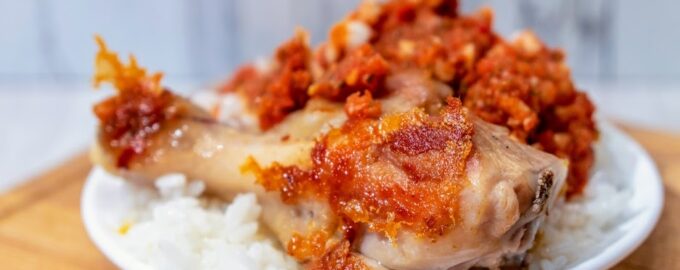 Жареные куриные ножки под соусом из овощей