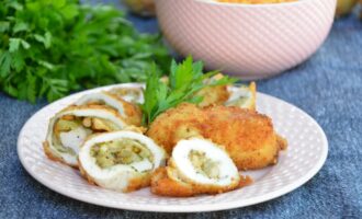 Куриные рулетики с лисичками и сыром