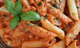 Макароны в томатном соусе с курицей и грибами