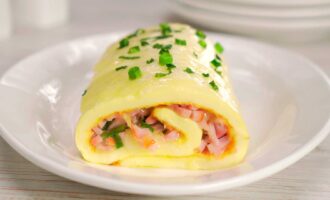 Рулет из омлета с ветчиной и сыром