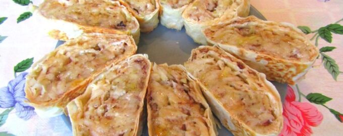 Рулет из лаваша с яблоком и творогом
