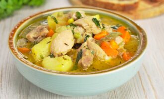 Тушеная курица с картофелем и овощами