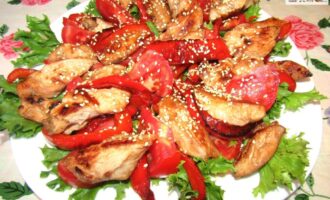 Теплый салат с курицей, помидорами и перцем