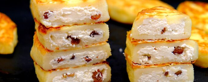 Манник на сковороде с начинкой из творога