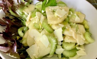 Салат с яблоком и сельдереем