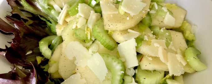 Салат с яблоком и сельдереем