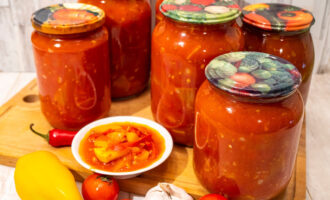 Кабачковый салат с болгарским перцем и томатами