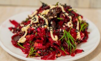 Свекольный салат с орехом и черносливом