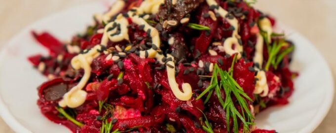 Свекольный салат с орехом и черносливом