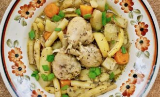 Куриные ножки в горшочке