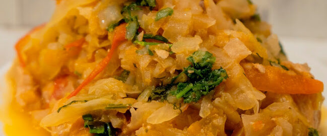 Тушеная капуста с индейкой и томатами
