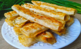 Рулетики из лаваша с сыром Фета и зеленью в яйце