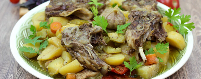 Сочная баранина с овощами в казане, тушеная в собственном соку