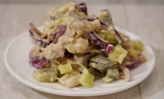 Салат из скумбрии с маринованными огурцами