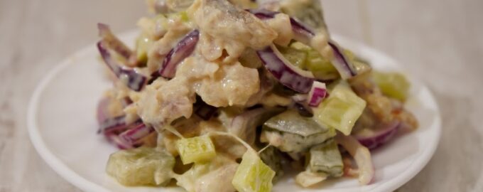 Салат из скумбрии с маринованными огурцами