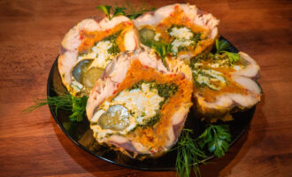 Рулет из скумбрии с луком и морковью