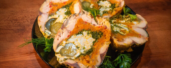Рулет из скумбрии с луком и морковью