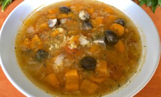 Постный суп с бататом, грибами и чечевицей