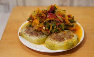 Фаршированные кабачки с овощным соусом