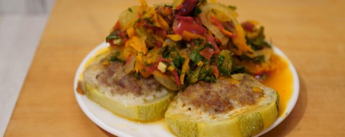 Фаршированные кабачки с овощным соусом