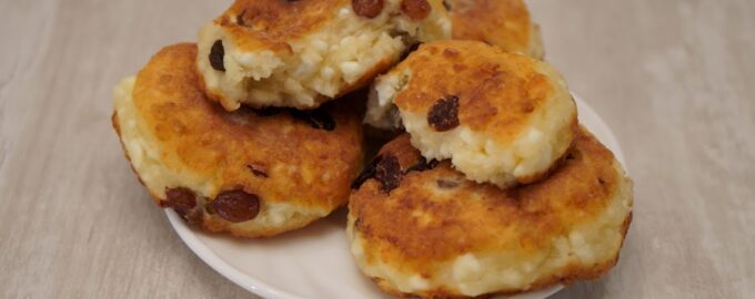Домашние сырники с изюмом