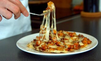 Тыква с сыром на сковородке