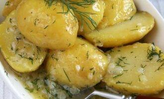 Молодой картофель, тушеный с луком, чесноком и укропом