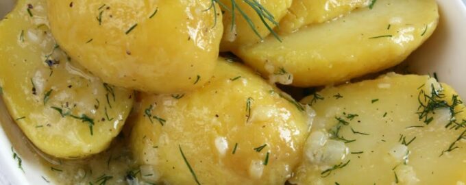 Молодой картофель, тушеный с луком, чесноком и укропом