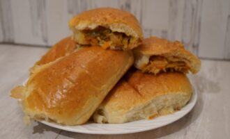 Печеные пирожки с капустной начинкой