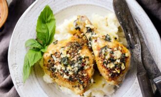Курица, запеченная с чесноком и пармезаном