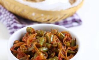 Стручковая фасоль с помидорами