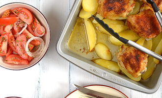 Куриные бедра, запеченные с картофелем