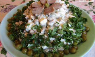 Бюджетный салат с куриными желудками и жареными грибами