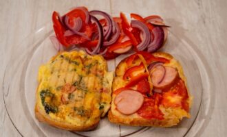 Закрытая пицца и омлет с сыром