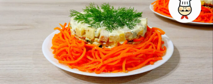 Салат с курицей и крекерами