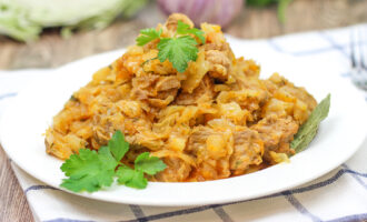 Тушеная капуста с мясом и помидорами