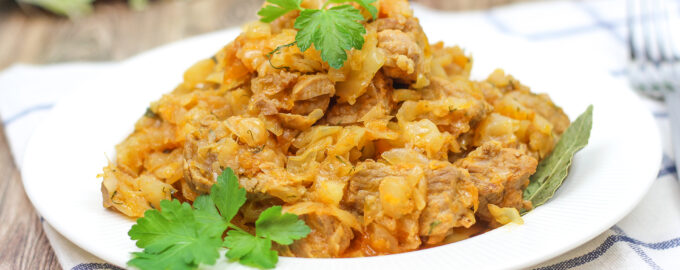 Тушеная капуста с мясом и помидорами