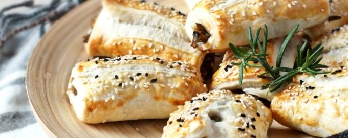 Пирожки из слоеного теста с грибами шампиньонами