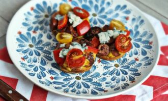 Мини-маффины с колбасками, перцем и помидорами