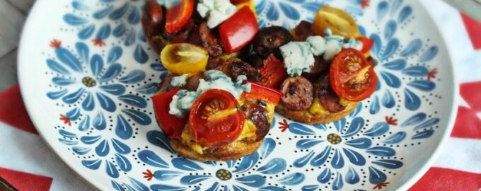Мини-маффины с колбасками, перцем и помидорами
