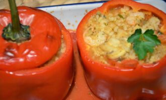 Перец, фаршированный булгуром, грибами и креветками