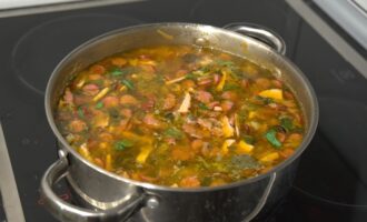 Солянка сборная мясная с квашеными огурцами