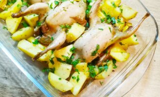 Сочные и нежные перепела с картофелем в духовке!