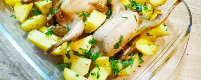 Сочные и нежные перепела с картофелем в духовке!