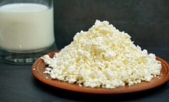 Домашний твердый сыр из творога в молоке